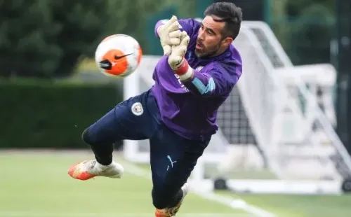 Bravo entrena en el Manchester City a espera de definir su futuro.
