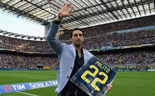 Diegito Milito recibe el cariño de los hinchas del Inter (Getty Images)