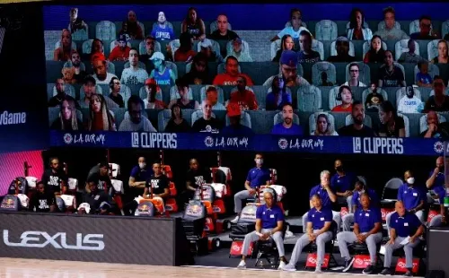 Así luce el entorno de los duelos de la NBA. Público virtual y solo como espectadores presenciales el staff de lso equipos y suplentes. (Foto: Getty)