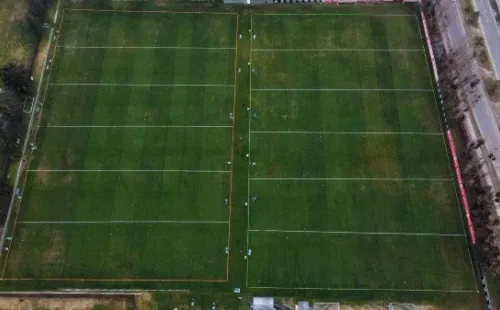 Una imagen de cómo los clubes chilenos están desarrollando sus entrenamientos en cancha. En este caso, Colo Colo. (FOTO: Agencia Uno)