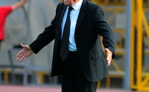 Clavito Godoy se enoja por los 5 cambios.
