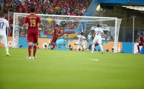 Postal de un momento inolvidable para la Roja, el que fue el primer tanto contra los campeones del mundo. (Foto: Getty)