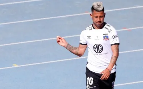 Pese a todo lo ocurrido, en Colo Colo siguieron dando oportunidades a Leo Valencia. Tras el Superclásico, no ha vuelto a aparecer. Foto: Agencia Uno