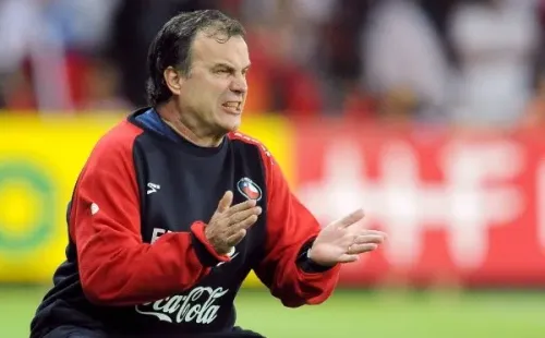 Marcelo Bielsa en la selección chilena puso y sacó a Manuel Iturra.