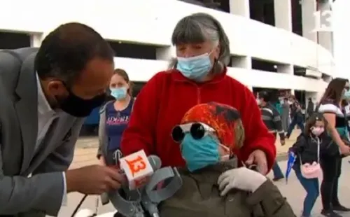 Mujer con lupus llegó a votar al Estadio Nacional