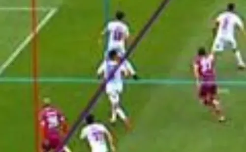 El pie izquierdo del defensor no fue considerado por el VAR