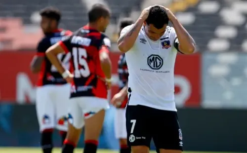 Colo Colo sigue sufriendo hasta sin jugar y, tras el triunfo de Deportes La Serena, volvió a ser colista del fútbol chileno. Foto: Agencia Uno