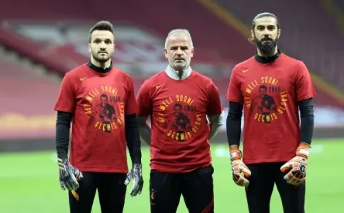 Los jugadores del Galatasaray saltaron a la cancha este sábado con poleras en apoyo a Omar Elabdellaoui. Foto: Twitter