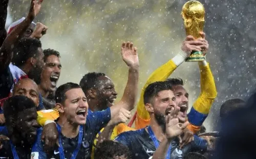 Weltmeister Frankreich v.l. Florian Thauvin, Olivier Giroud, Torwart Hugo LlorisMoskau, 15.07.2018, FIFA Fussball WM 2018 in Russland, Finale, Frankreich - Kroatien 4:2-© Witters WI8_3005Es gelten die AGB der Witters GmbH (siehe www.witters.de)