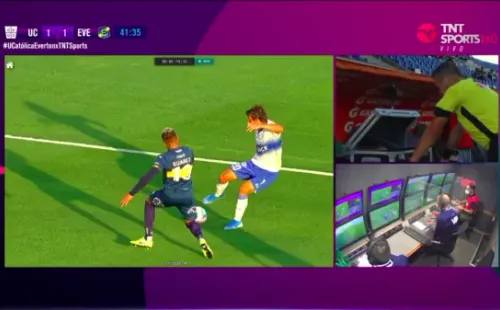Héctor Jona rectificó penal cobrado para la UC ante Everton con ayuda del VAR.