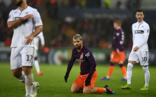 A pesar de estar de vuelta en los entrenaminetos. El Kun Agüero todavía no vuelve a las canchas. Podría sumar minutos en el LIberty Stadium. (Foto: Getty)