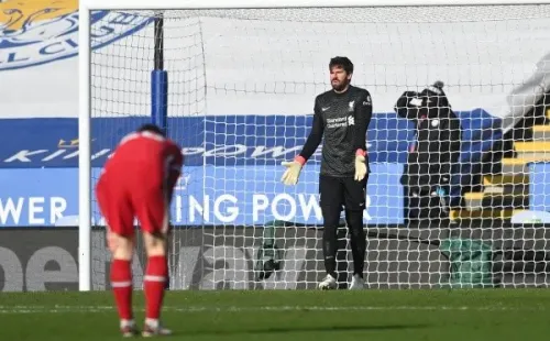El arquero brasileño Alisson Becker ha estado en el centro de las críticas, ya que tuvo la culpa de dos goles del Manchester City y uno del Leicester. En ambos choque el Liverpool cayó. (Foto: Getty)