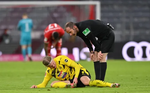 Erling Haaland sufrió un golpe en el tobillo en el choque con el Bayern Múnich. El noruego está en duda para el partido contra el Sevilla. (Foto: Getty)