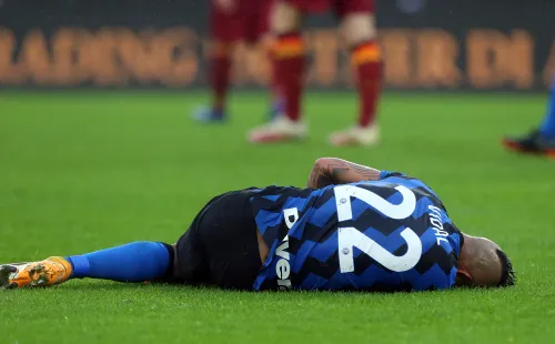 Arturo Vidal tuvo que ser intervenido y será baja en el equipo de Conte. (Foto: Getty)