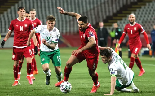 Mitrović está imparable. El delantero serbio espera extender su racha y marcarle a Portugal en un duelo clave camino a Qatar. (Foto: Getty)