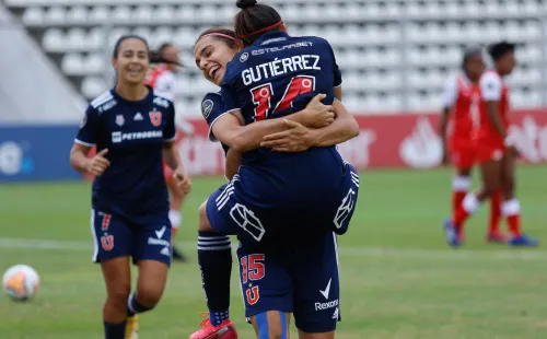 Daniela Zamora se abraza con Ana Gutiérrez en la última Copa Libertadores Femenina (Javiera Mera / Universidad de Chile)