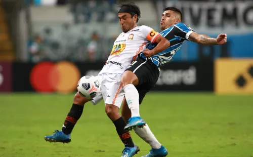Pinares volvió a aparecer en Gremio este fin de semana, en el triunfo de su equipo en el clásico ante Internacional. El chileno jugó 63 minutos. (Foto: Getty)