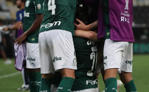 El zaguero chileno sigue acumulando títulos en Brasil. La Recopa podría ser su tercer en el Verdão. (Foto: Getty)
