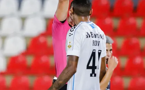 Dos minutos después de la tarjeta roja, Independiente del Valle marcó de penal para poner el duelo 2-1. (Foto: Getty)