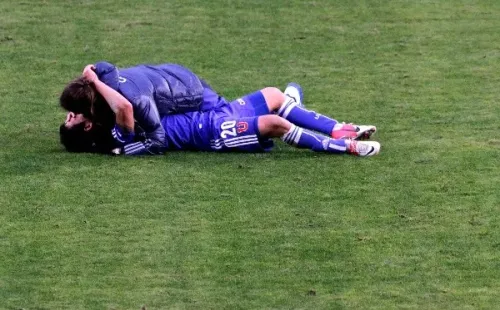 Charles Aránguiz se abraza con Sebastián Beccacece luego de ganar el Apertura 2012 (Agencia Uno)