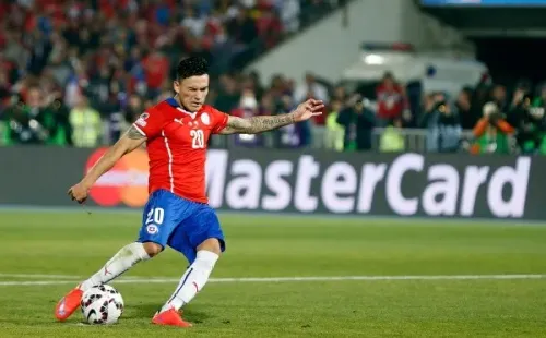 Charles Aránguiz ejecuta el penal para Chile ante Argentina en la final 2015 (Agencia Uno)