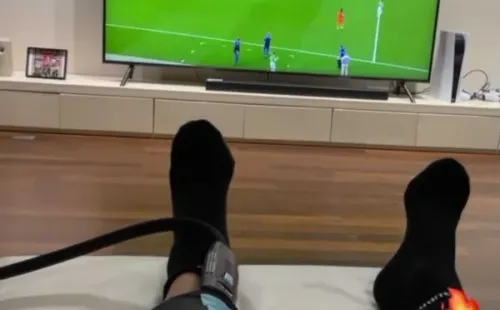 Vidal atento al duelo del Real Betis de Claudio Bravo.