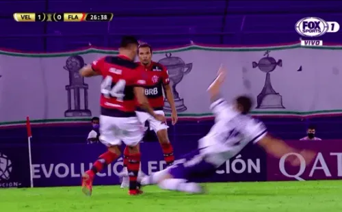 Le entraron durísimo a Mauricio Isla.