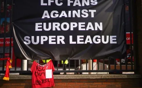 Tras el anuncio de la Superliga Europea, los hinchas del Liverpool mostraron su descontento al colgar lienzos en las rejas de Anfield. (Foto: Getty)