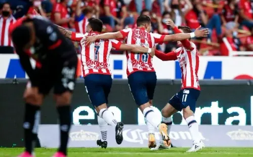 Con gol de Ángel Zaldívar en el 82, las Chivas se quedaron con el Clásico de Tapatío frente a Atlas. (Foto: Getty)