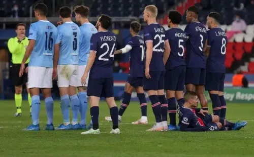 Marco Verratti se acuesta por las puras haciendo el Cocodrilo, en la previa del gol de tiro libre que el Manchester City le anotó al PSG en la Champions. Foto: Getty.