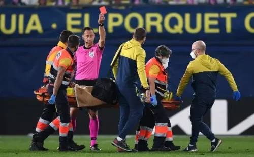 Además de ser expulsado, Étiene Capoue tuvo que salir lesionado. (Foto: Getty)