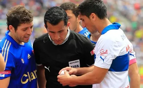 El rollo de boleta que impactó de lleno en la cabeza de Fernando Meneses en el clásico de 2013.