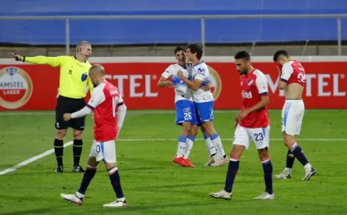 La UC derrotó a Nacional en la Copa Libertadores y vuelve a la vida.