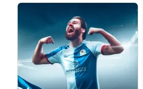 Brackburn Rovers celebra la nominación a la Roja de su nuevo chiche chileno.