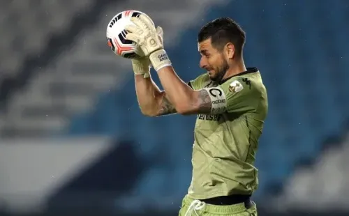 Gabriel Arias ataja un penal en Copa Libertadores antes de integrarse a la selección chilena. (Foto: Getty Images)