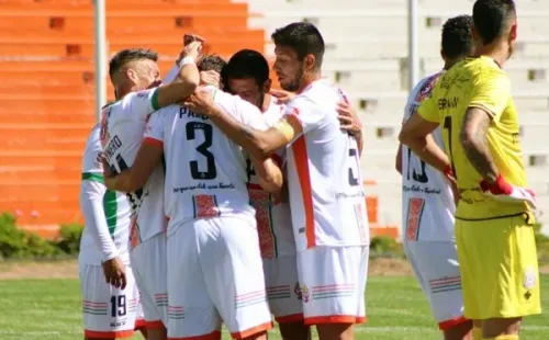 Con dos triunfos y un empate en las tres últimas fechas, Cobresal llega prendido a este duelo con los Cruzados. (Foto: Agencia Uno)