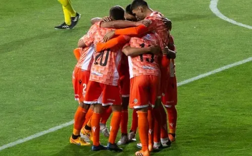 Cobreloa lo pasa mal por los casos de coronavirus en su plantel. Foto: Agencia Uno.