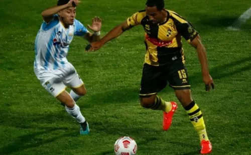 El nivel del lateral izquierdo Jean Beausejour le ganó una nominación a la selecicón para los partidos frente a Argentina y Bolivia. (Foto: Agencia Uno)