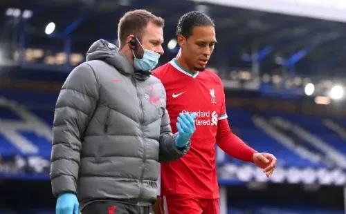 Virgil van Dijk sufrió una lesión en la rodilla jugando contra el Everton, algo que lo tuvo marginado toda la temporada. (Foto: Getty)
