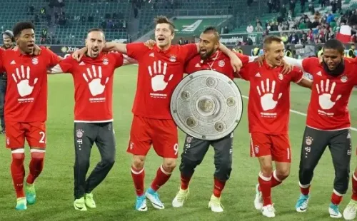 Arturo Vidal festejando una de las Bundesligas que ganó (Getty Images)