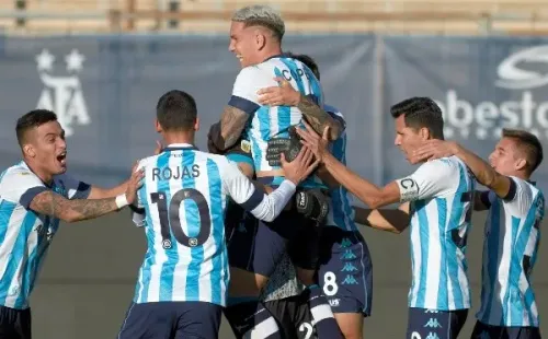 A pesar de no tener a los dos chilenos que son titulares, Racing le ganó a Boca en penales para clasificar a la final. (Foto: Getty)