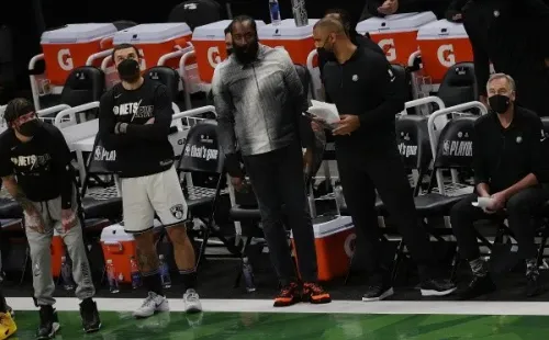 A pesar de su lesión, James Harden acompaña a sus compañeros desde primera fila en las semifinales de la NBA. (Foto: Getty)