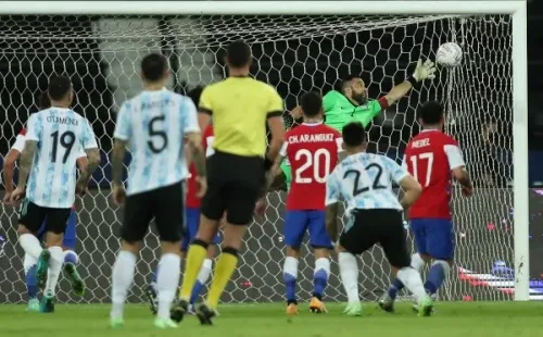 Claudio Bravo no llega al tiro libre de Messi para la apertura de la cuenta. (Foto: Getty)
