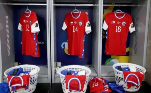 La Roja tapó el logo de Nike con una bandera chilena para el duelo ante Bolivia.