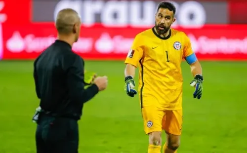 Bravo está concentrado con la selección en la Copa América, aunque igual deja abierta la puerta para regresar a Colo Colo. Foto: Agencia Uno.