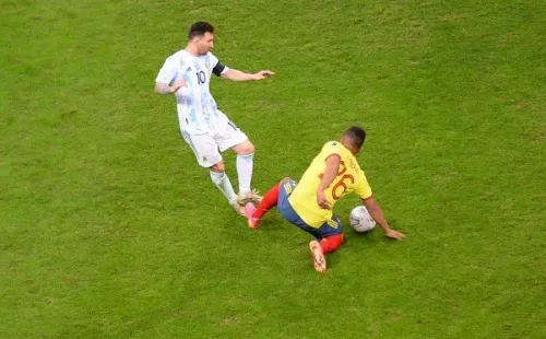 La patada que recibió Messi de Fabra a los 48 minutos.