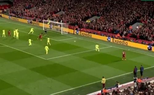 Oakley Cannonier apenas se ve entre los carteles con 14 años, pero estaba listo para apurar el tiro de esquina del Liverpool ante Barcelona.