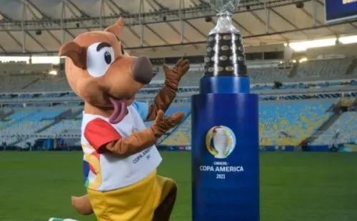 Pibe es la mascota del torneo que posó junto al trofeo donde se ven las placas de Chile campeón. Foto: Copa América