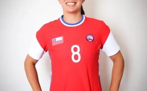 Karen Araya y la camiseta de la Roja femenina para los Juegos Olímpicos.