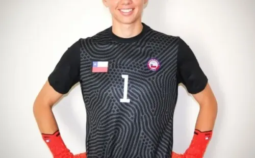 Tiane Endler y la camiseta de la Roja femenina para los Juegos Olímpicos.